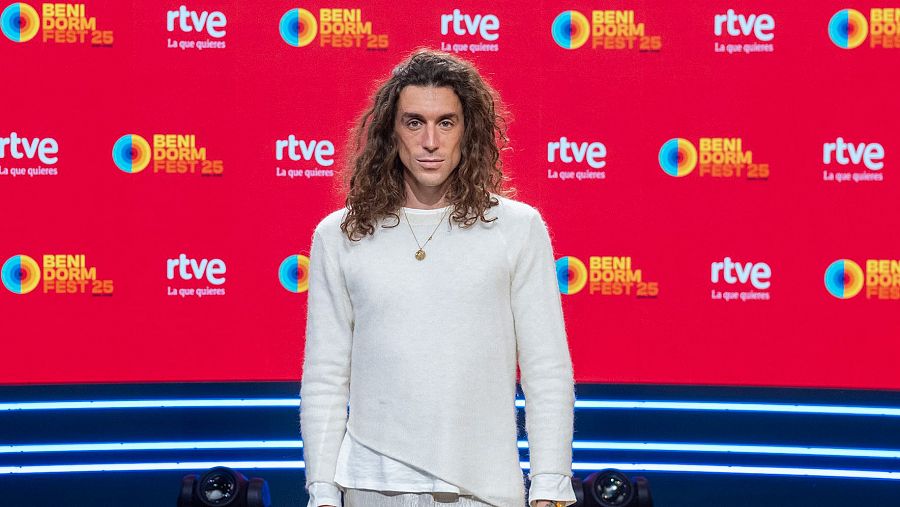 Lucas Bun en el photocall del Benidorm Fest 2024, con los logotipos de RTVE y Benidorm Fest 25.