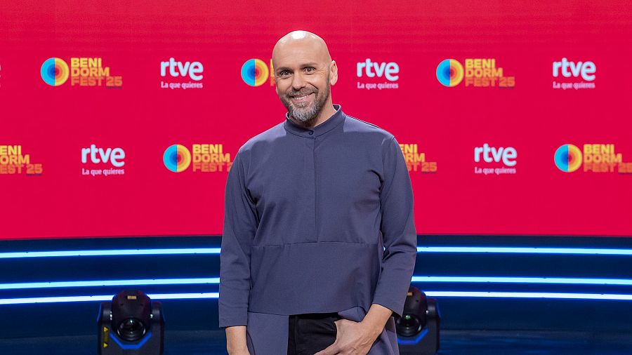 Máximo Huerta presenta el Benidorm Fest 2025, que elegirá al candidato español para Eurovisión.