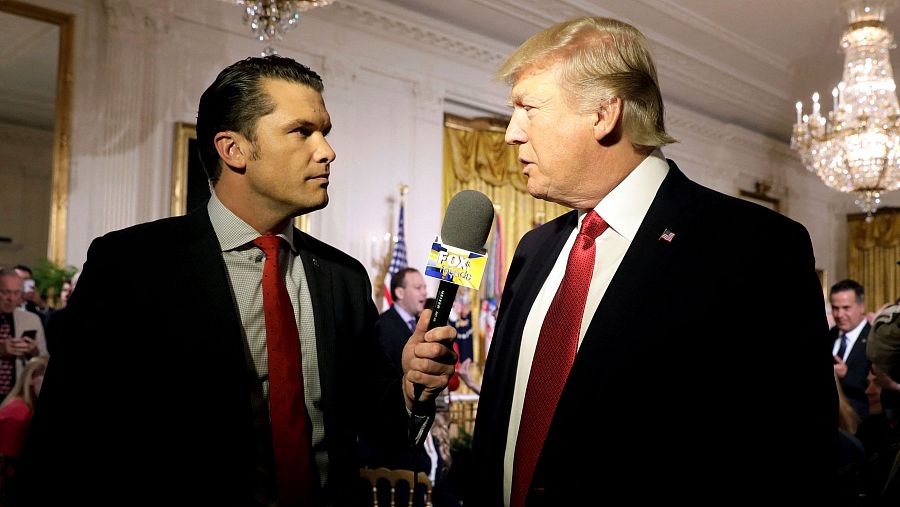 Donald Trump, expresidente de los Estados Unidos, es entrevistado por Pete Hegseth, presentador de Fox News