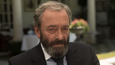 El actor José Sacristán con gesto serio.