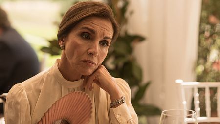 Pilar Bardem, pensativa y con un abanico en la mano, en un evento.