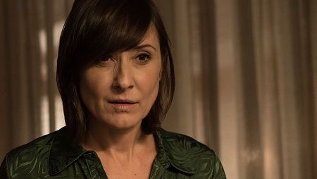 Almudena Cid, con gesto serio, en un primer plano.