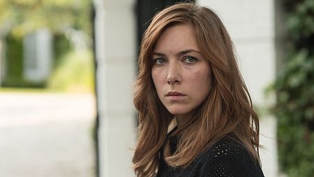 Primer plano de la actriz española Claudia Traisac con expresión seria.