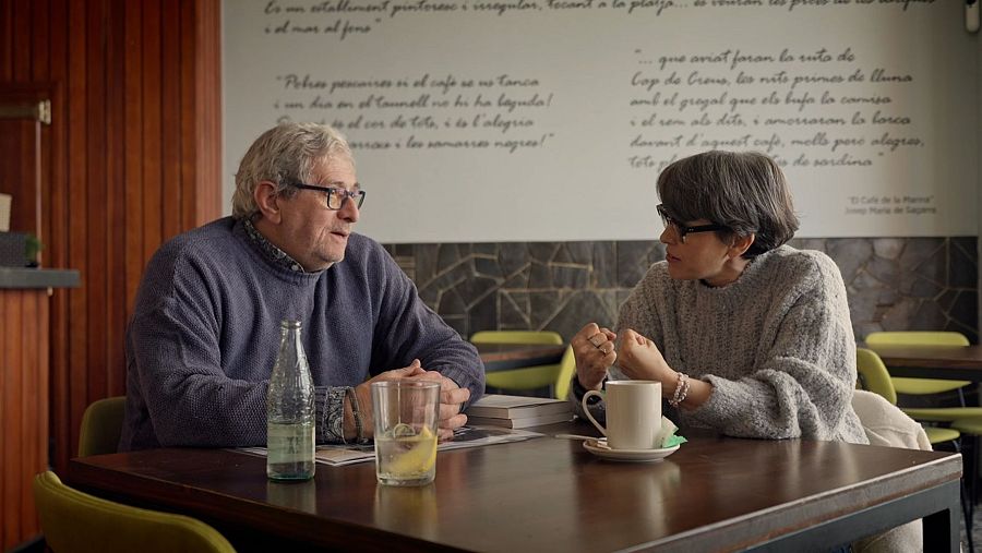 Thais Villas parlant a una cafeteria amb l'Isidre Corominas, a 'En Router'