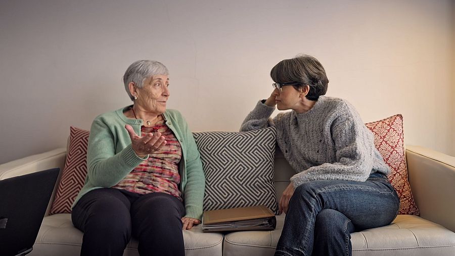 Thais Villas conversant amb Rosa Subirà al sofà de casa seva, a 'En Router'