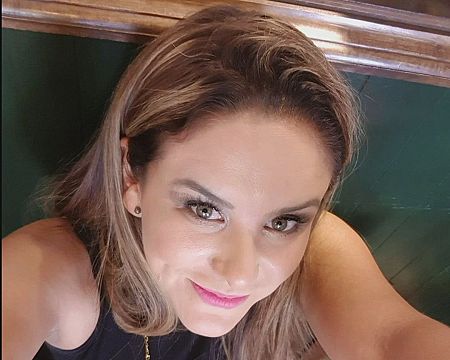 Cecilia Monzón, abogada y activista, sonríe levemente a la cámara en un selfie.