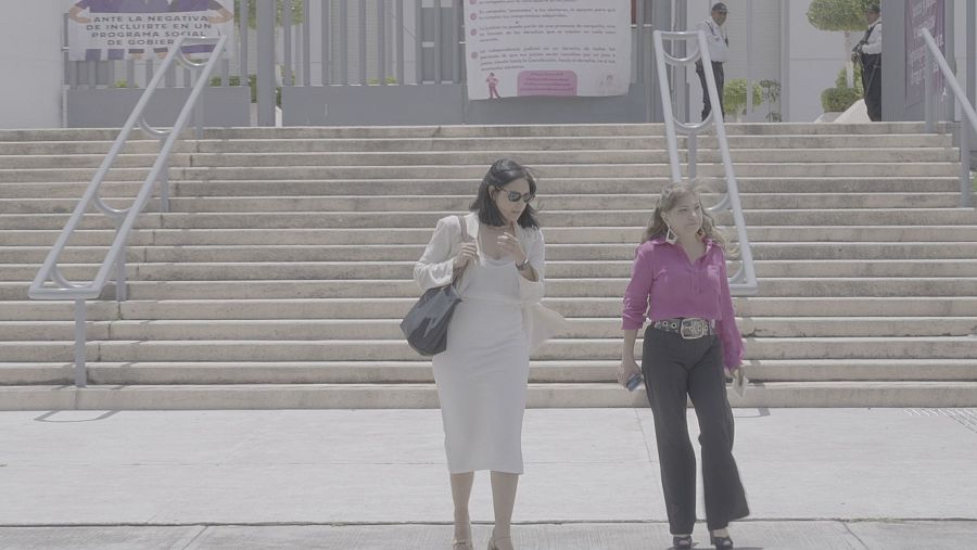 Helena y su abogada salen de los juzgados tras una vista judicial.