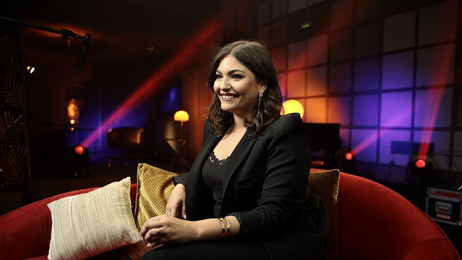 Andrea Quintero, presentadora de La 2 de TVE, sonríe durante una entrevista en un plató de televisión.