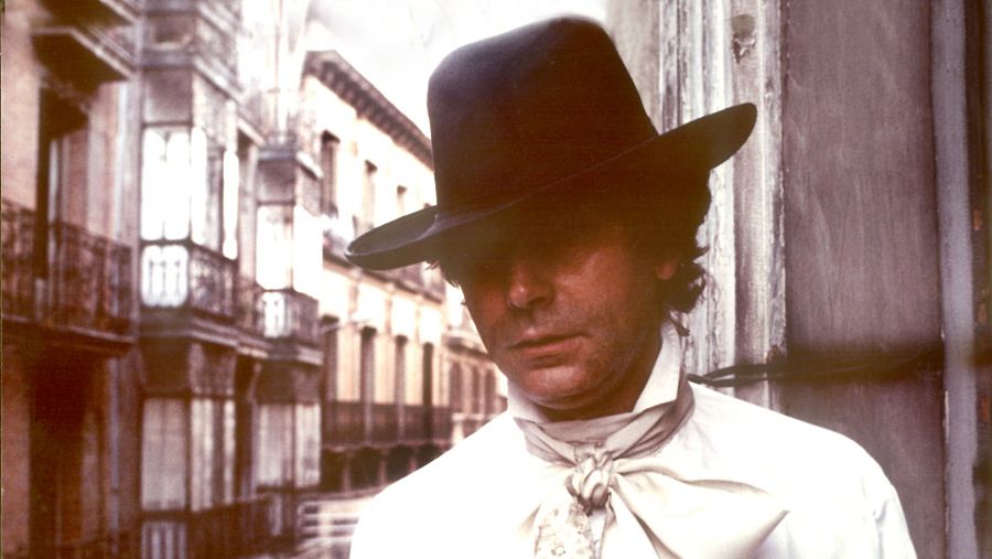 Jesús Quintero, con sombrero y pañuelo al cuello, en una imagen promocional para La 2 de TVE.