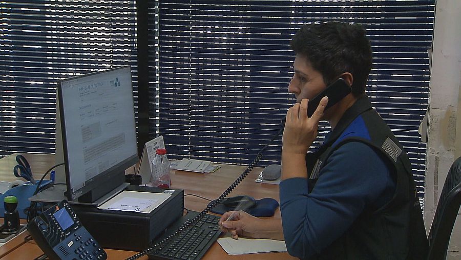 Agente de la Policía Municipal atendiendo una llamada en el Centro de Ayuda y Protección de la Mujer, el Menor y el Mayor.