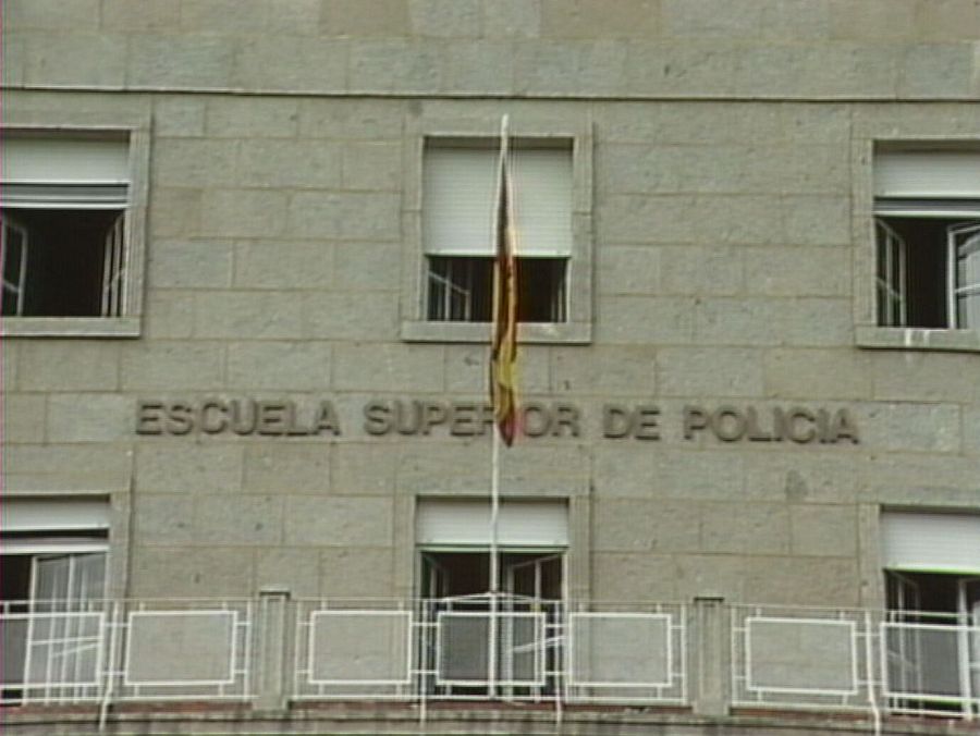 Escuela Superior de Policía con bandera española: primera promoción mixta con 42 mujeres en 1979.