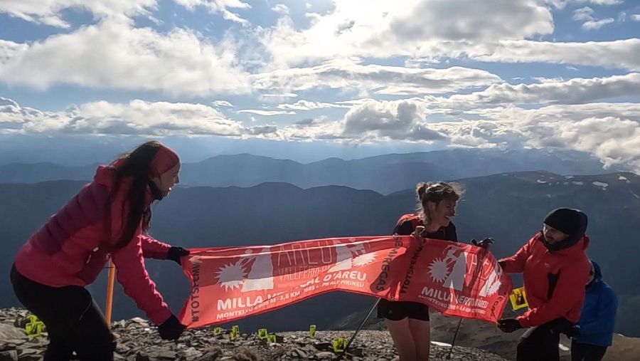 Participantes en la cima de la montaña con la pancarta de la Milla Vertical d'Àreu.