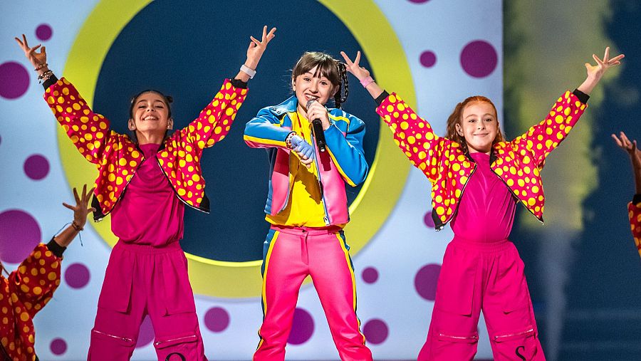 Chloe de la Rosa canta en Eurovisión Junior junto a dos bailarinas.