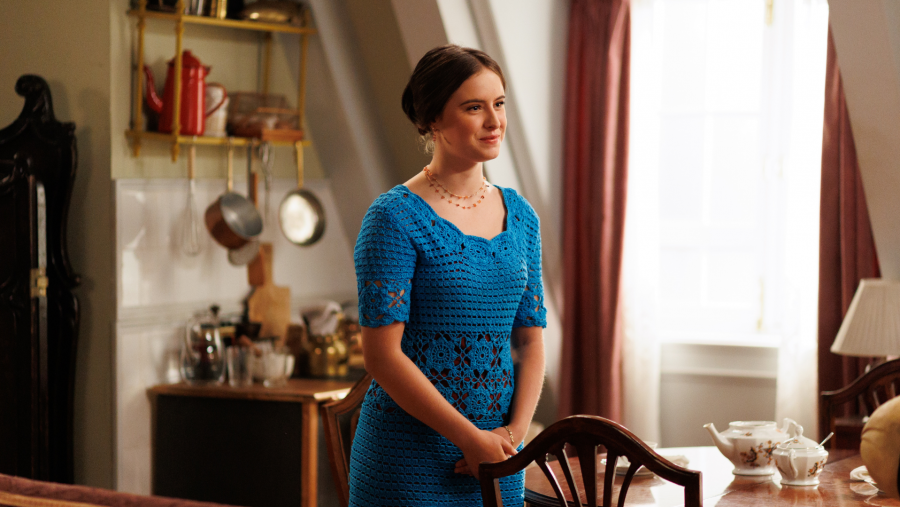 Helena Cortesina, con vestido azul, en la buhardilla de las hermanas Valbuena.