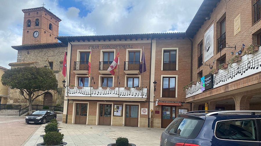 Ayuntamiento de Belorado (Burgos) con la iglesia al fondo y una pancarta de Beethoven en la fachada.