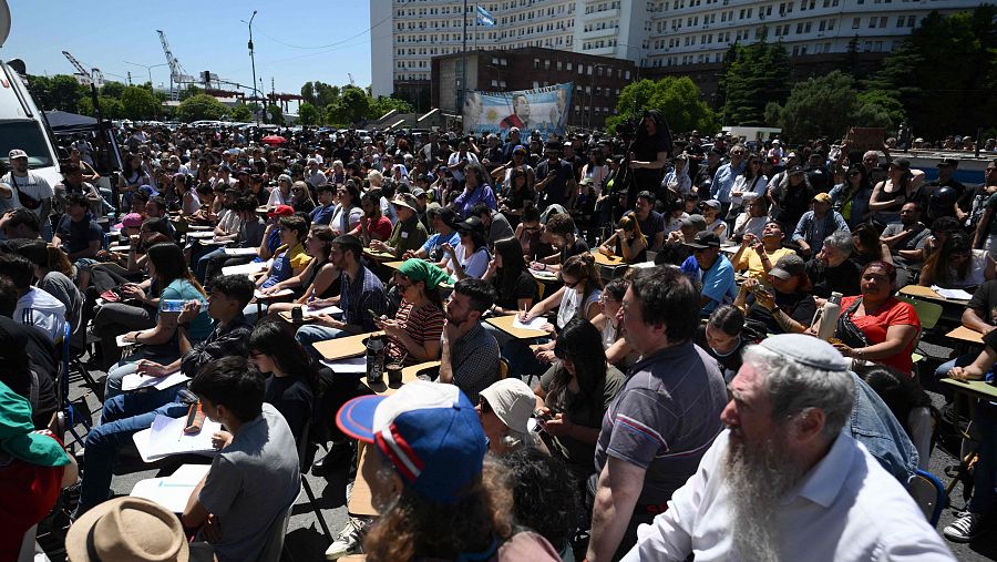 Simpatizantes de Cristina Kirchner asisten a una clase de derecho en Buenos Aires durante la lectura del fallo que confirma su condena.