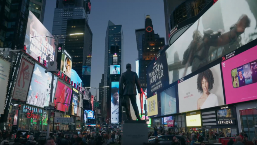 Times Square en Nueva York, con una estatua en primer plano y multitud de gente, en una escena del documental 'La Trampa del Clic' de Documaster.