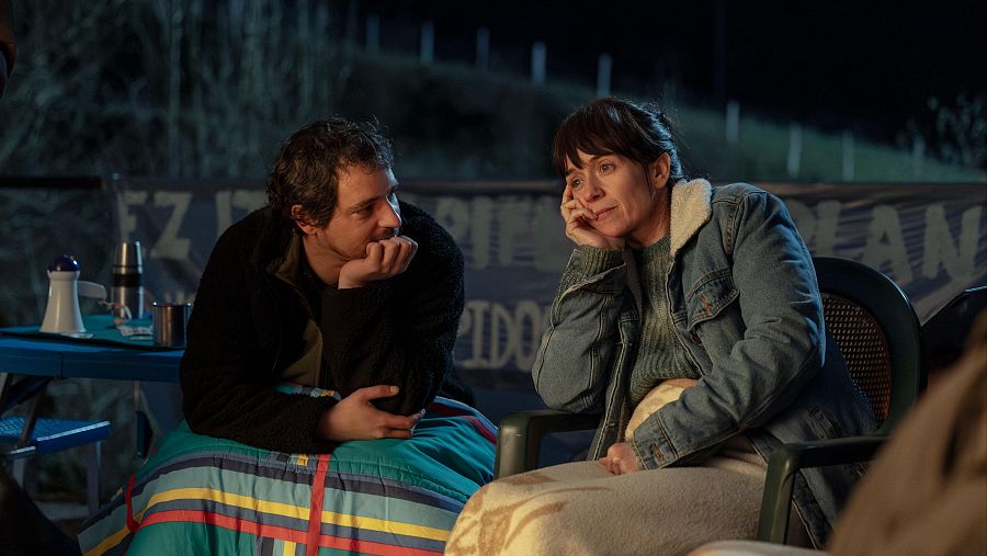 Eric Probanza y Miren Gaztañaga en una escena de 'Los últimos románticos', sentados y pensativos.