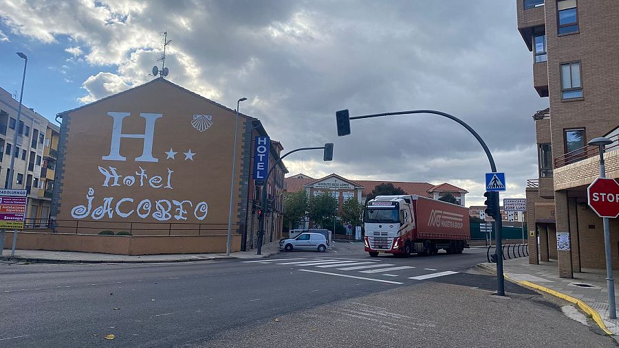 Calle en Belorado con el Hotel Jacobeo, un camión en circulación y el edificio Hipólito Ruiz López al fondo.