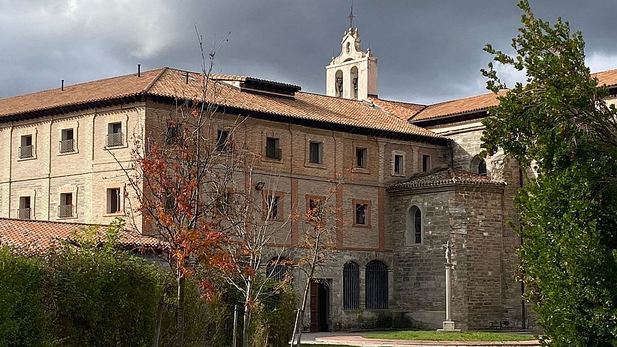 Entrada principal del Convento de Santa Clara en Belorado, un edificio de ladrillo y piedra con tejado de tejas.