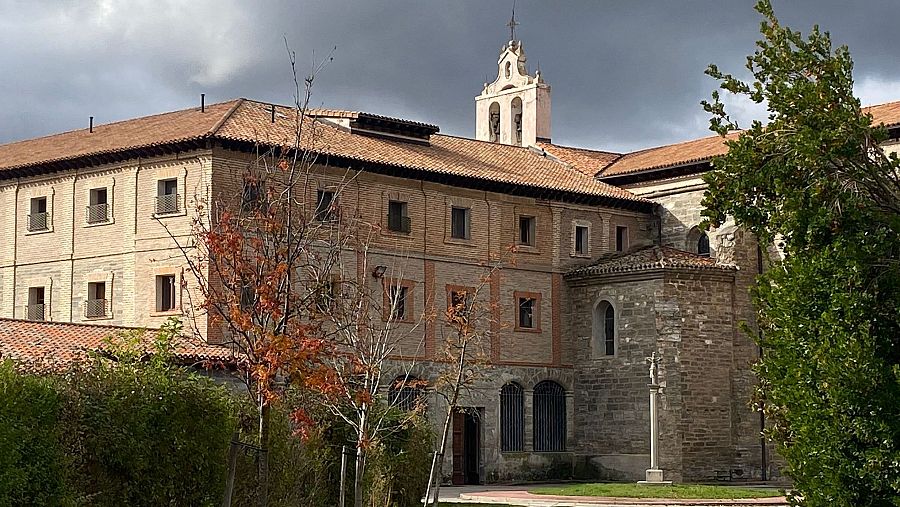 Entrada principal del Convento de Santa Clara en Belorado, un edificio de ladrillo y piedra con tejado de tejas.