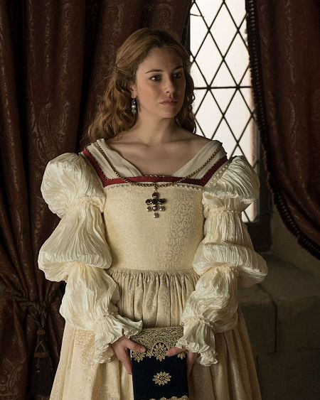 Blanca Suárez interpreta a Isabel de Portugal en una serie o película, con vestimenta de época renacentista.