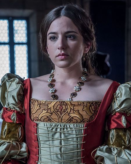 Blanca Suárez como la reina Leonor de Austria en la serie Carlos, Rey Emperador, con vestimenta de época.