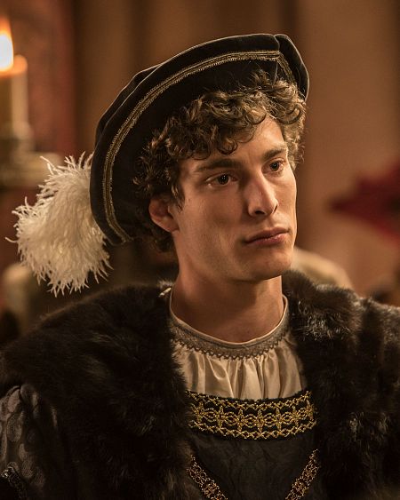 Álvaro Cervantes interpreta a Carlos V en una producción audiovisual, luciendo vestimenta de época.