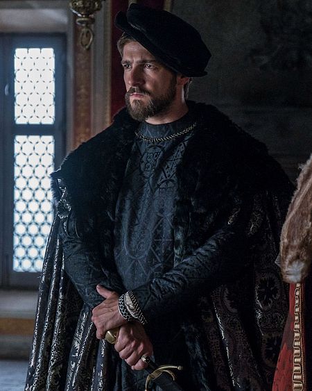 Actor caracterizado como el Gran Duque de Alba, Fernando Álvarez de Toledo, en un ambiente renacentista con vestimenta de época y espada.