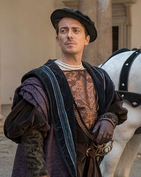 Álvaro Cervantes interpreta a Carlos V en la serie de TVE 