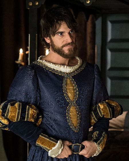 Félix Gómez, interpretando a Carlos V, luce un suntuoso traje de época azul y dorado con detalles en blanco.