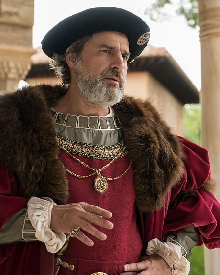 Carlos de Borbón, caracterizado como el emperador Carlos V, con vestimenta de época y mirada seria.