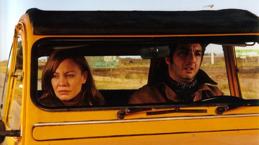 Cecilia Roth y Ricardo Darín en el interior de un coche amarillo en la película 'Kamchatka'.