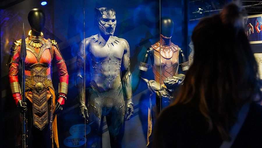 Exposición de los trajes de Black Panther: Pantera Negra, Okoye y Shuri.