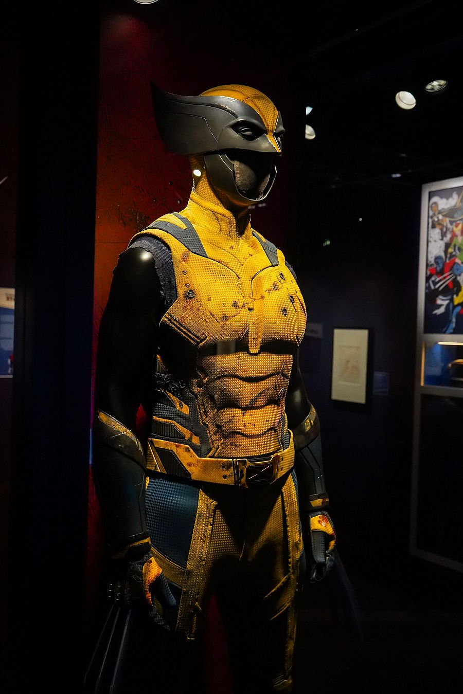 Traje de Lobezno (Hugh Jackman) de la película 'Deadpool y Lobezno' (Marvel), en amarillo y azul oscuro con marcas de batalla.