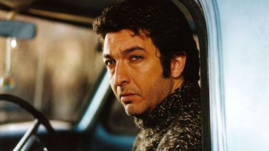 Ricardo Darín mira seriamente desde el interior de un coche en la película 'Kamchatka'.