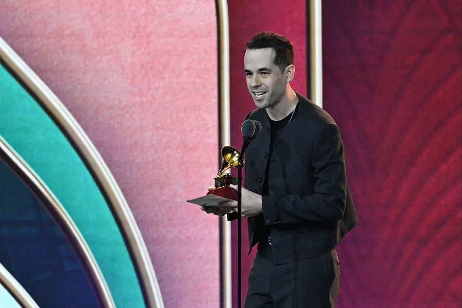 El compositor estadounidense Edgar Barrera recibe el premio al mejor compositor en los Latin Grammy: Premiere.