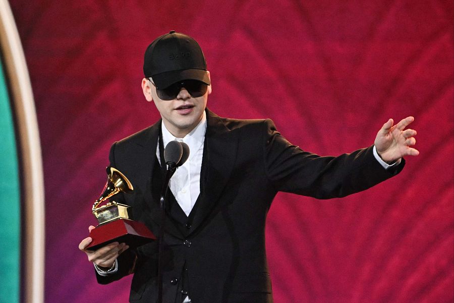 El productor musical argentino Bizarrap posa con el premio a mejor interpretación de música electrónica latina en los Latin Grammy. 
