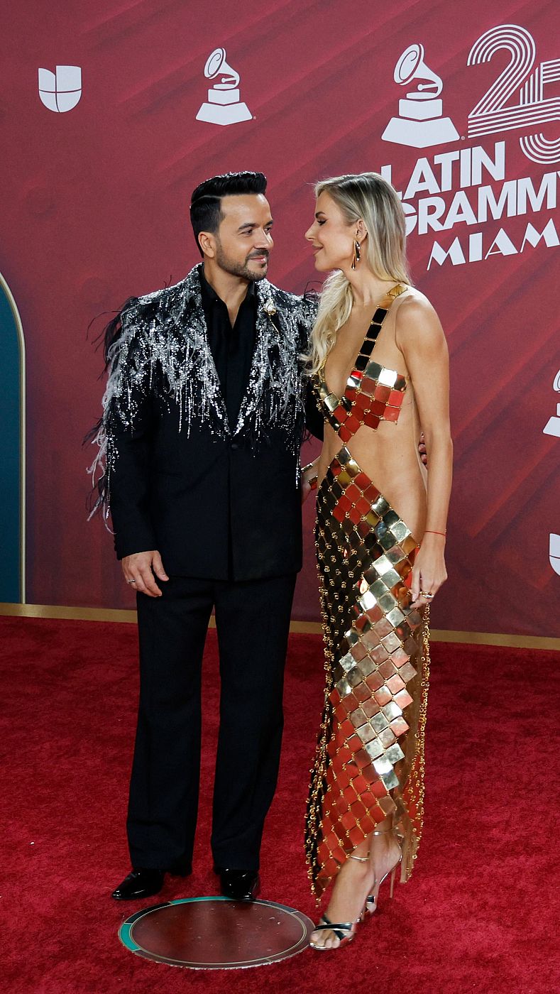 El cantante Luis Fonsi y su mujer, la modelo Águeda López, posan juntos en la alfombra roja de los Latin Grammy. 
