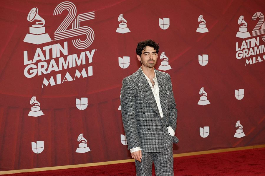 Joe Jonas en la alfombra roja de los Latin Grammy en Miami.