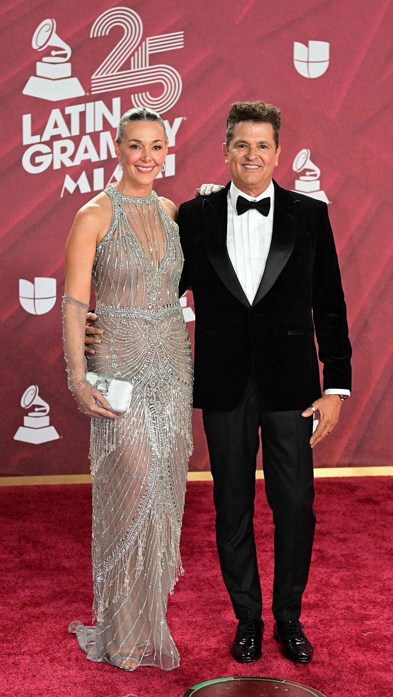Carlos Vives, ganador del premio Persona del Año en los Latin Grammy 2024, aparece junto a su esposa Claudia Elena Vásquez en la alfombra roja.