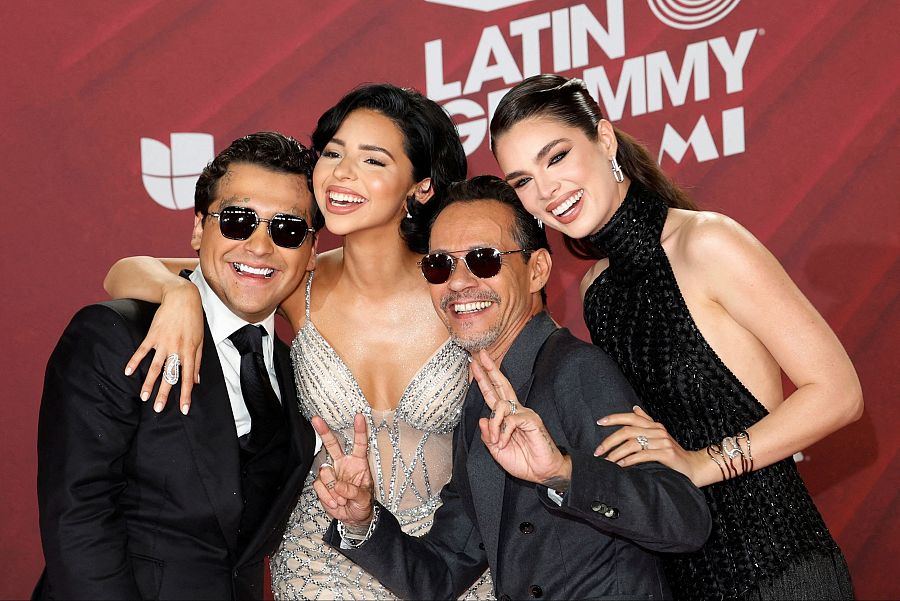 Christian Nodal, Ángela Aguilar, Marc Anthony y Nadia Ferreira posan juntos antes de la gala de los Latin Grammy. 
