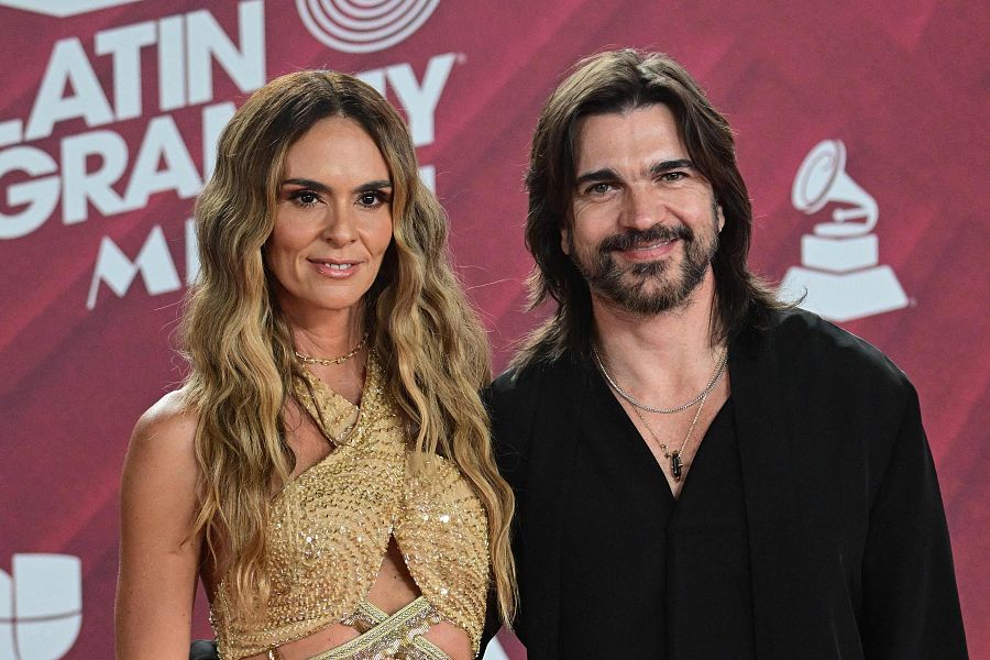 Juanes y Karen Martínez en la alfombra roja de los Latin Grammy.