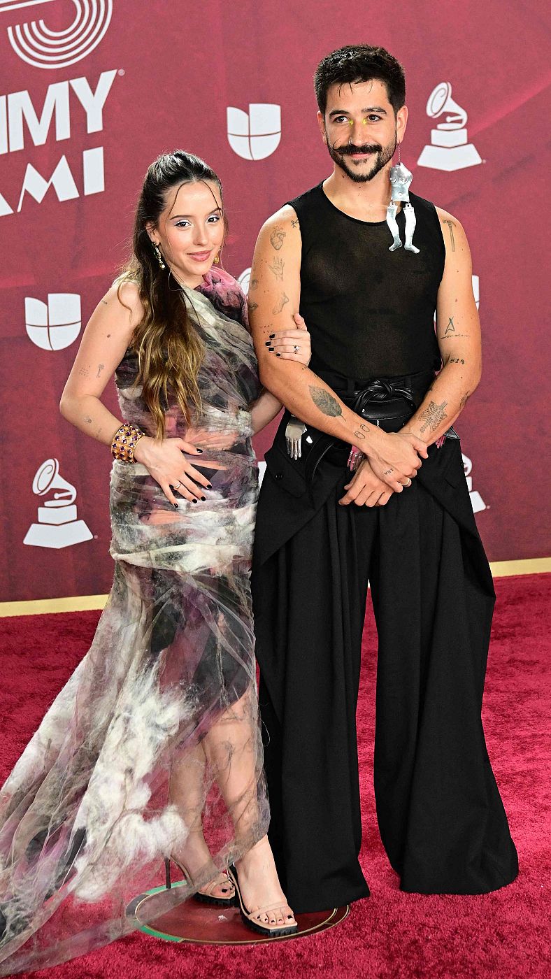 Camilo y Evaluna derrochan estilo en los Latin Grammy.