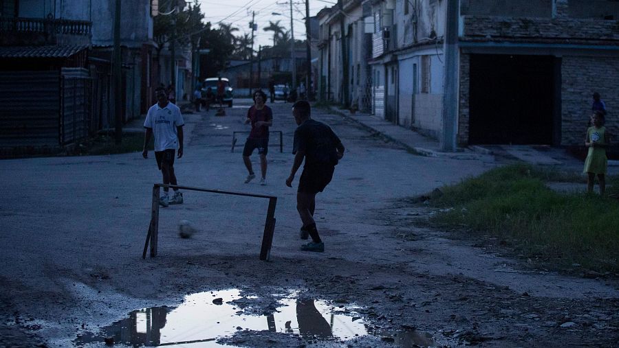 Niños jugando al fútbol en el municipio cubano de Cerro