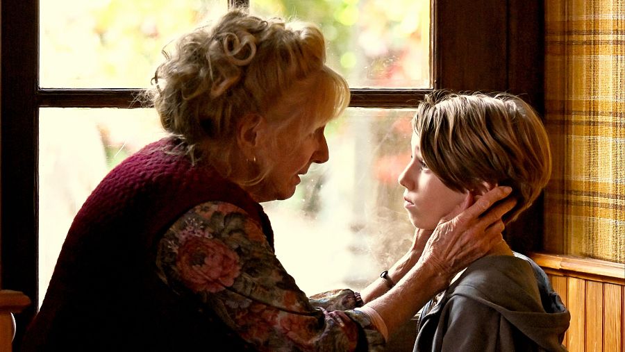 Carmen Maura acaricia la cara de un niño en un fotograma de 'Cuando cae el otoño'.
