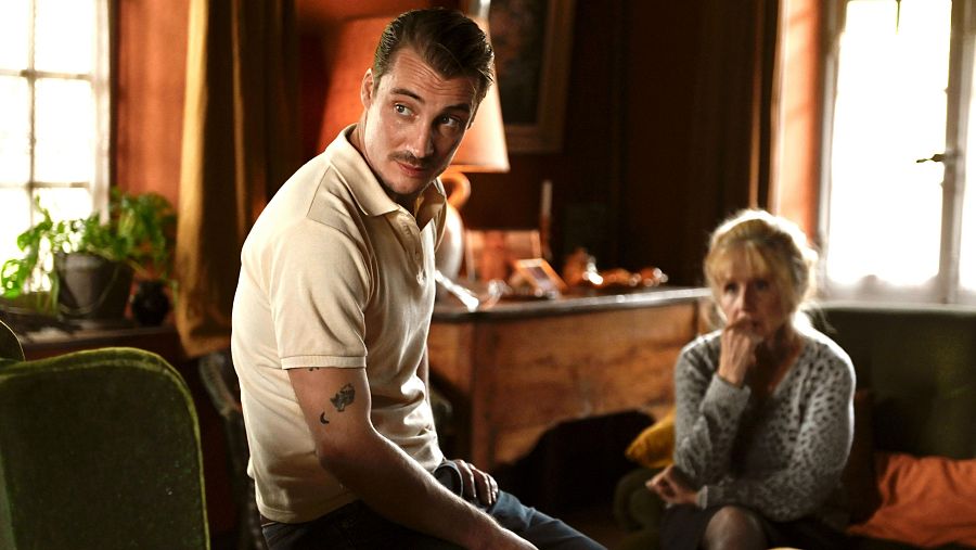 Mario Casas y Carmen Maura en una escena de la película 'Cuando Cae el Otoño'.