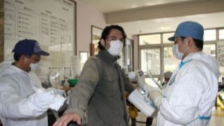 Pablo M. Díez, reportero de RTVE, recibe atención de personal sanitario en Fukushima.