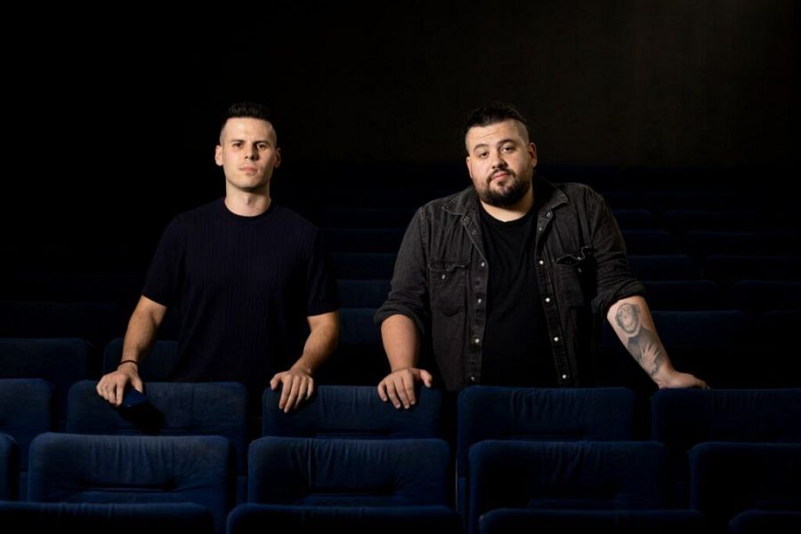 Los directores de 'Semillas de Kivu' posan en un auditorio con butacas azules.