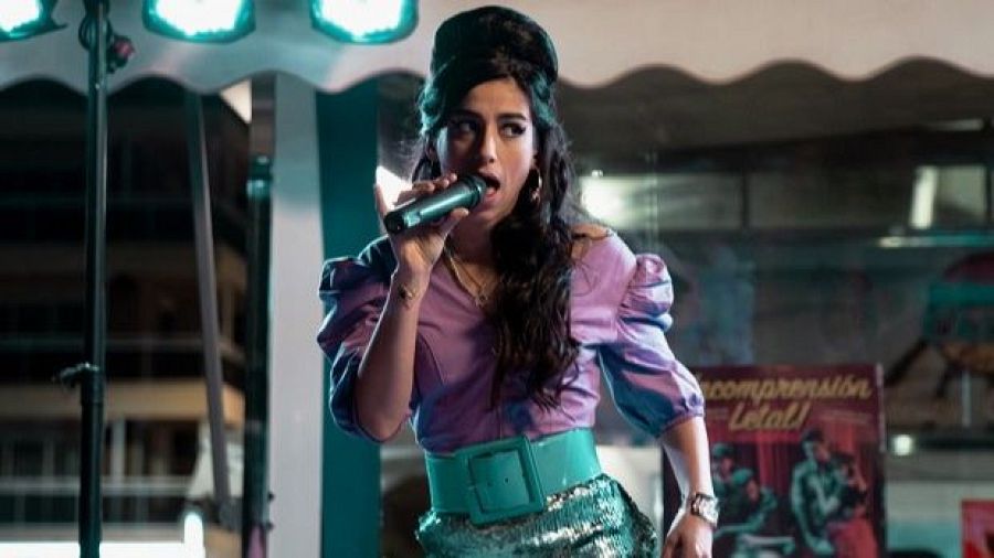 Carolina Yuste imita a Amy Winehouse cantando en una escena de la película 'El Cover'.